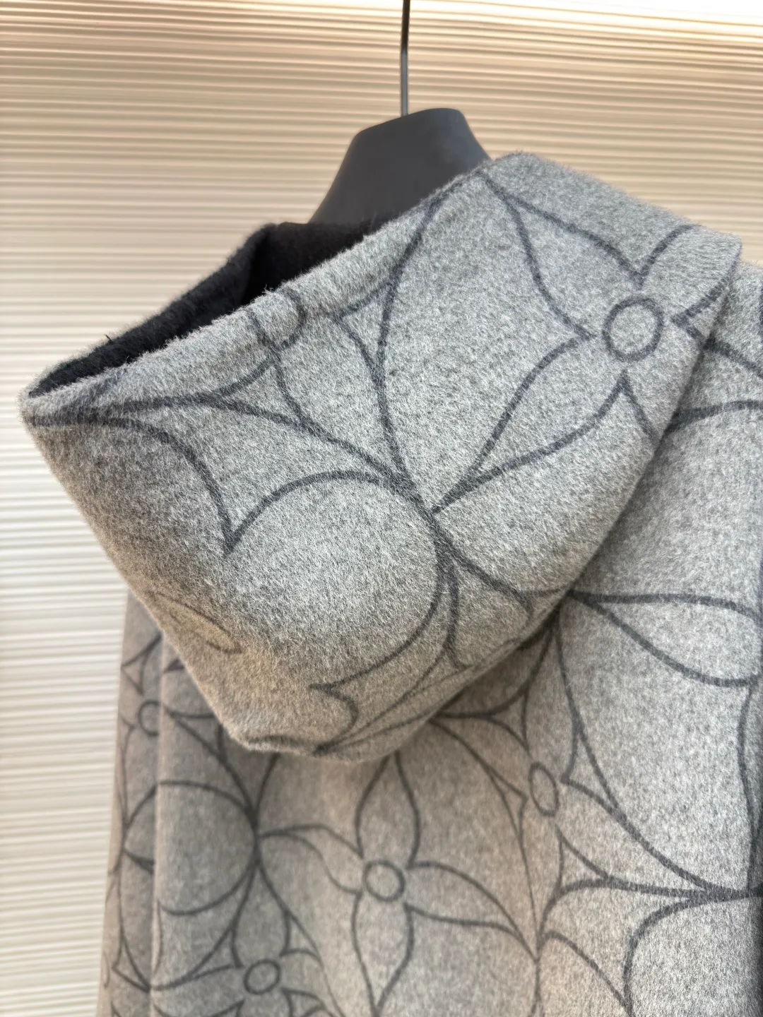 LOUIS VUITTON double-sided woolen jacket with circle pattern ●Authentic product: Purchased and developed for 26900 ●Item number: 1680116-F05 ●Fabric: wool fabric ●Technology: Made by positioning cutting machine ●Version: fitted version ●Weight: about 1200 grams ●Size: 44-446-48-50 ●Description: The fabric is made of semi-worsted double-sided woolen fabric, with 100% wool content. It uses custom-spun floral gray wool yarn. It uses a rapier machine to weave the gray cloth. It has a single-sided yarn-dyed jacquard large circle pattern, and the bottom side is completely woven in black. Multiple pattern making consumes raw materials. Measure the pattern shrinkage, adjust the pattern size of the gray fabric, and ensure the stitching of the finished fabric. After washing the woolen wool, the pattern is the same size as the Y version. The front panel is hand-cut with restored flowers, and the restored flowers are taken from a single piece for the pockets. The black side pockets are embroidered with a small logo using a Tajima embroidery machine imported from Japan. The small hardware logo is stamped on the back collar hanging clothesline, and the wool blended yarn is used to weave ribs in the opposite color on a horizontal lengthening loom. The overall wiring is straight and delicate, the fabric is comfortable and soft, and the color is consistent without color difference. It can be matched with the same style to create a fashionable look and control various occasions. Customized accessories, complete with three standards, same style for men and women!
